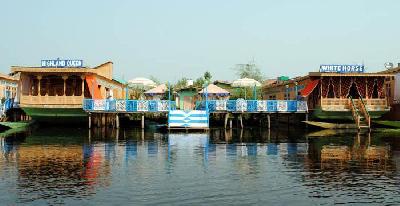 Houseboat White Horse Photo